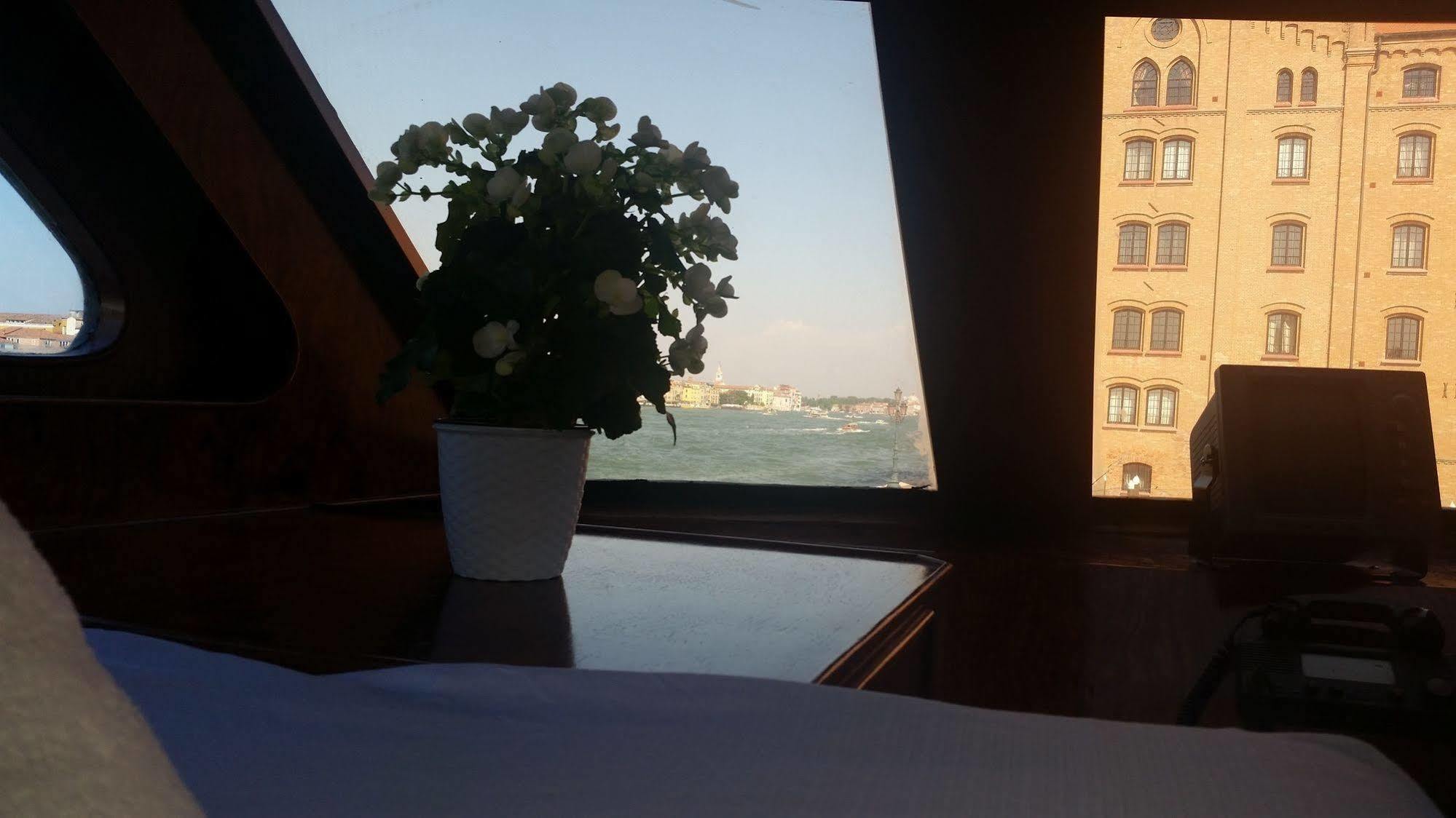 Sarah Cruise Hotel Venecia